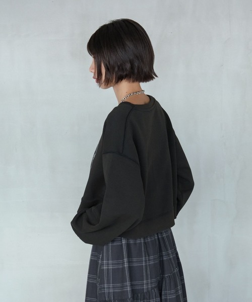 PAGEBOY(ページボーイ)の「フラワーフォトショートスウェット(スウェット・レディース・チャコールグレー/オートミール/オレンジ・FREE)」の7枚目の写真