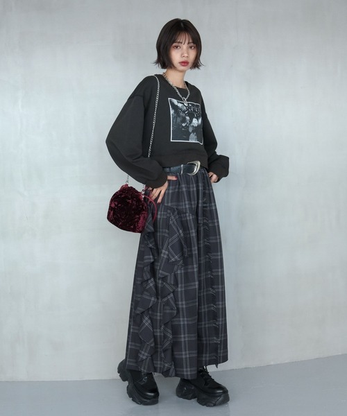 PAGEBOY(ページボーイ)の「フラワーフォトショートスウェット(スウェット・レディース・チャコールグレー/オートミール/オレンジ・FREE)」の4枚目の写真