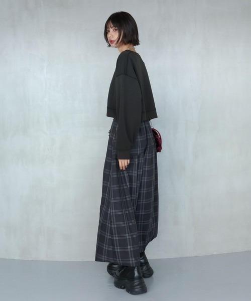 PAGEBOY(ページボーイ)の「フラワーフォトショートスウェット(スウェット・レディース・チャコールグレー/オートミール/オレンジ・FREE)」の5枚目の写真