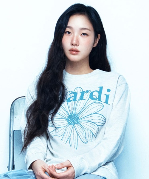 Mardi Mercredi(マルディメクルディ)の「TSHIRT LONG SLEEVE FLOWERMARDI / Tシャツ ロングスリーブ フラワーマルディ(Tシャツ/カットソー・レディース・ブラウン/ネイビー/チャコール/クリーム/チャコールグレー/ブラウン系その他/ベージュ系その他/オートミール/ベージュ系その他2/ブラック×レッド/ベージュ系その他3・FREE)」の1枚目の写真