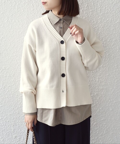 SHIPS Colors(シップス カラーズ)の「SHIPS Colors:〈手洗い可能〉フラッフィー Vネック カーディガン◇(カーディガン/ボレロ・レディース・オレンジ/オフホワイト/ブルー/ブラック・ONE SIZE)」の2枚目の写真