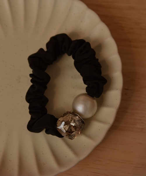 TONE SELECT GOODS（トーンセレクトグッズ）の「【resonance】キラキラ ビジュー 大粒パール シュシュ【オケージョン】（シュシュ・レディース・その他2/その他1・FREE）」の2枚目の写真