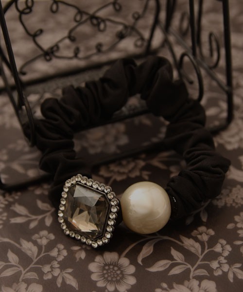 TONE SELECT GOODS（トーンセレクトグッズ）の「【resonance】キラキラ ビジュー 大粒パール シュシュ【オケージョン】（シュシュ・レディース・その他2/その他1・FREE）」の4枚目の写真