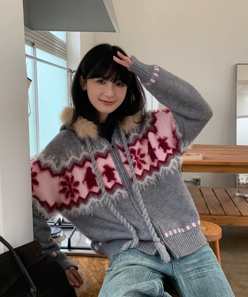 Sibra（シブラ）の「ファーフード付き ノルディック柄ニットジップ