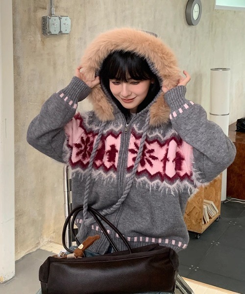 Sibra（シブラ）の「ファーフード付き ノルディック柄ニットジップブルゾン（その他アウター・レディース・グレー/ホワイト/ホワイト系その他/グレー系その他/ブラック・M）」の19枚目の写真