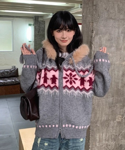 Sibra（シブラ）の「ファーフード付き ノルディック柄ニットジップ