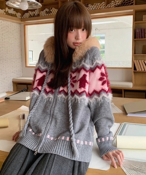 Sibra（シブラ）の「ファーフード付き ノルディック柄ニットジップ