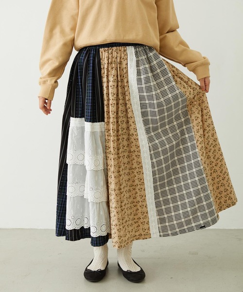 MILKFED.（ミルクフェド）の「PATCHED LONG SKIRT（スカート・レディース・オフホワイト/ライトパープル/ベージュ・ONE SIZE）」の4枚目の写真