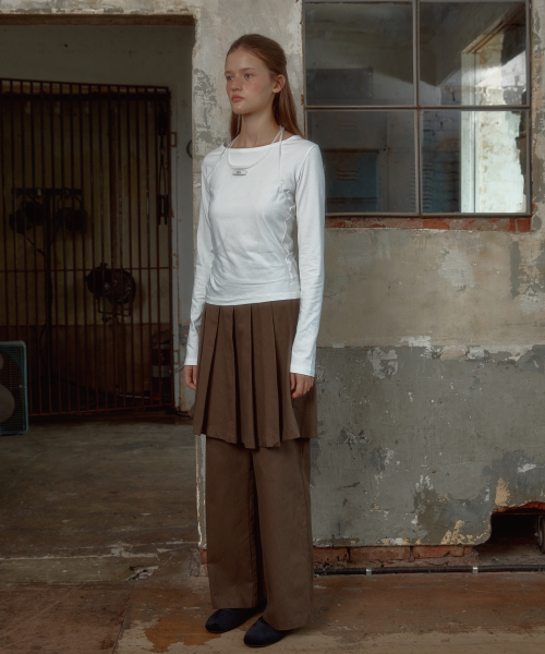 LETERIE(レテリー)の「STUD PLEATS MIDI SKIRT PANTS_DARK BEIGE(その他パンツ・レディース・ブラック・FREE)」の2枚目の写真