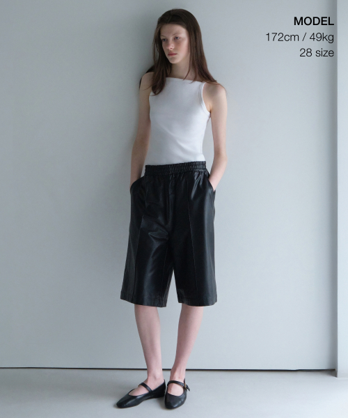 MUSINSA STANDARD WOMAN（ムシンサスタンダードウーマン）の「ウィメンズ シンセティックレザー バンディング バミューダパンツ [ブラック]（その他パンツ・レディース・その他・24/26/28/30）」の2枚目の写真