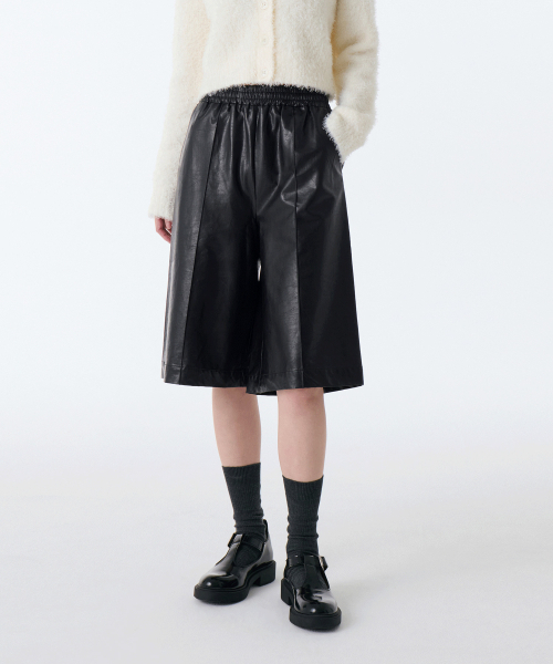 MUSINSA STANDARD WOMAN（ムシンサスタンダードウーマン）の「ウィメンズ シンセティックレザー バンディング バミューダパンツ [ブラック]（その他パンツ・レディース・その他・24/26/28/30）」の3枚目の写真