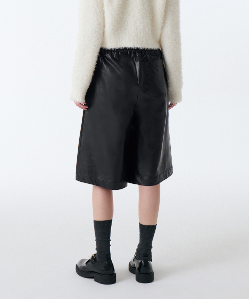MUSINSA STANDARD WOMAN（ムシンサスタンダードウーマン）の「ウィメンズ シンセティックレザー バンディング バミューダパンツ [ブラック]（その他パンツ・レディース・その他・24/26/28/30）」の4枚目の写真
