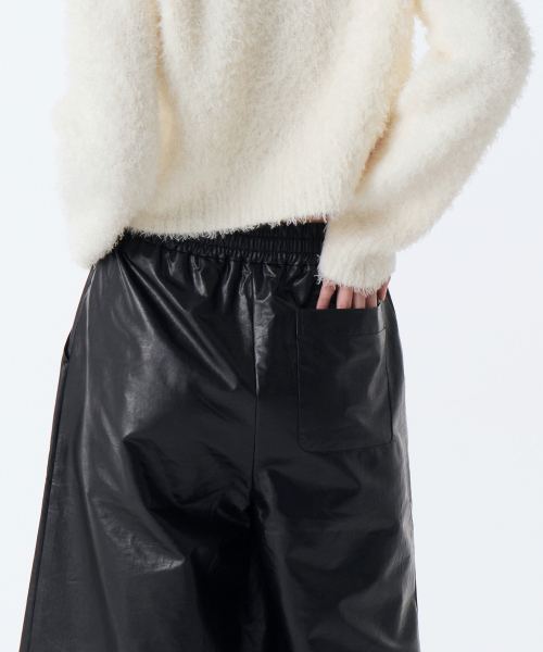MUSINSA STANDARD WOMAN（ムシンサスタンダードウーマン）の「ウィメンズ シンセティックレザー バンディング バミューダパンツ [ブラック]（その他パンツ・レディース・その他・24/26/28/30）」の6枚目の写真