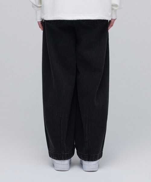 MUSINSA STANDARD（ムシンサスタンダード）の「デニムワイドバルーンパンツ[ウォッシュドブラック]（デニムパンツ・メンズ・その他・38/36/34/32/30/26/28）」の3枚目の写真