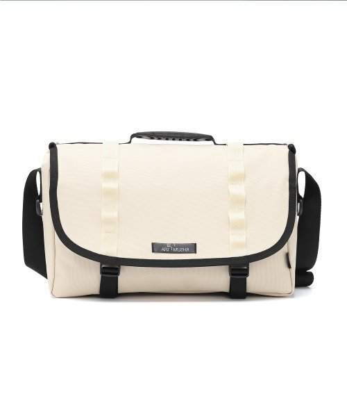 ART MUSHR（アートマッシュール）の「two wave messenger bag (ivory)（メッセンジャーバッグ・レディース・その他・FREE）」の2枚目の写真