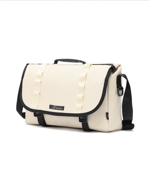 ART MUSHR（アートマッシュール）の「two wave messenger bag (ivory)（メッセンジャーバッグ・レディース・その他・FREE）」の3枚目の写真