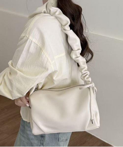 FINEnough(ファインナフ)の「サイドリボン/シャーリングショルダーバッグ(ショルダーバッグ・レディース・アイボリー/ブラック/ピンク/ベージュ・FREE)」の3枚目の写真