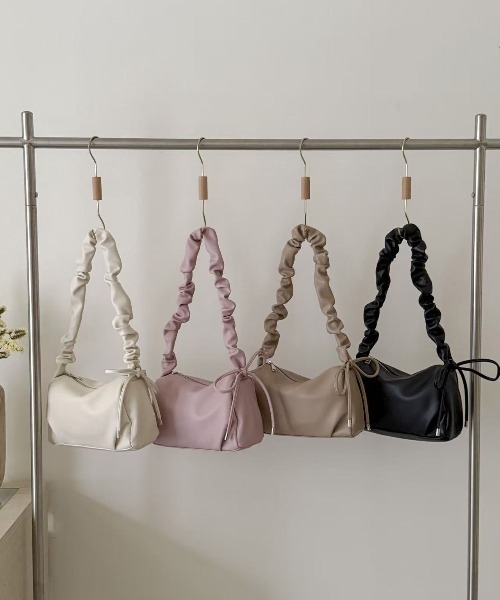 FINEnough(ファインナフ)の「サイドリボン/シャーリングショルダーバッグ(ショルダーバッグ・レディース・アイボリー/ブラック/ピンク/ベージュ・FREE)」の7枚目の写真