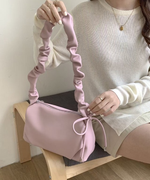 FINEnough(ファインナフ)の「サイドリボン/シャーリングショルダーバッグ(ショルダーバッグ・レディース・アイボリー/ブラック/ピンク/ベージュ・FREE)」の6枚目の写真
