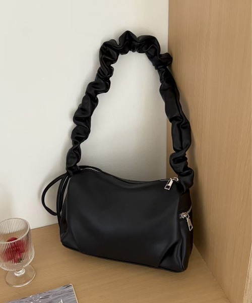 FINEnough(ファインナフ)の「サイドリボン/シャーリングショルダーバッグ(ショルダーバッグ・レディース・アイボリー/ブラック/ピンク/ベージュ・FREE)」の9枚目の写真