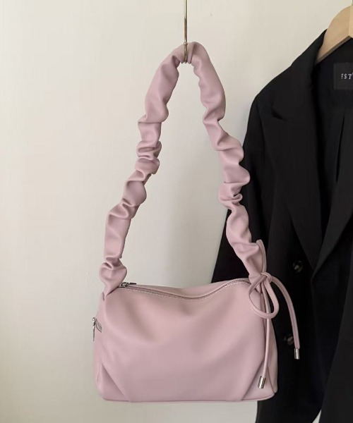 FINEnough(ファインナフ)の「サイドリボン/シャーリングショルダーバッグ(ショルダーバッグ・レディース・アイボリー/ブラック/ピンク/ベージュ・FREE)」の10枚目の写真
