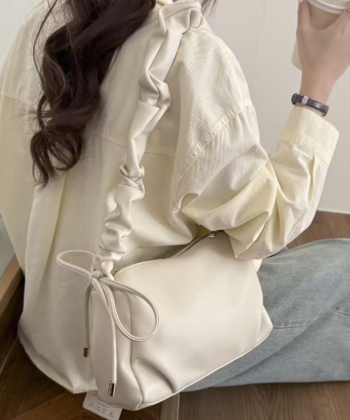 FINEnough(ファインナフ)の「サイドリボン/シャーリングショルダーバッグ(ショルダーバッグ・レディース・アイボリー/ブラック/ピンク/ベージュ・FREE)」の5枚目の写真