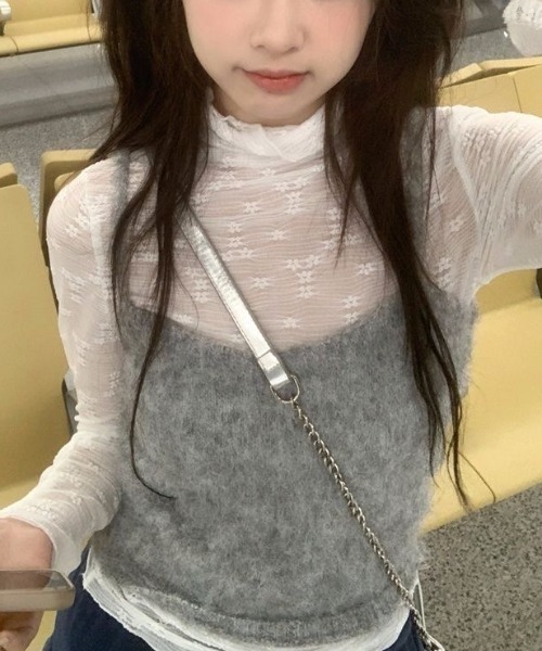 LADY LIKE(レディライク)の「プチハイネック小花柄シアートップス(Tシャツ/カットソー・レディース・ホワイト/アイボリー/ブラック・M)」の2枚目の写真