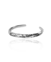 MANIG（マニジ）の「クレイジーR シルバーバングル（ブレスレット）」