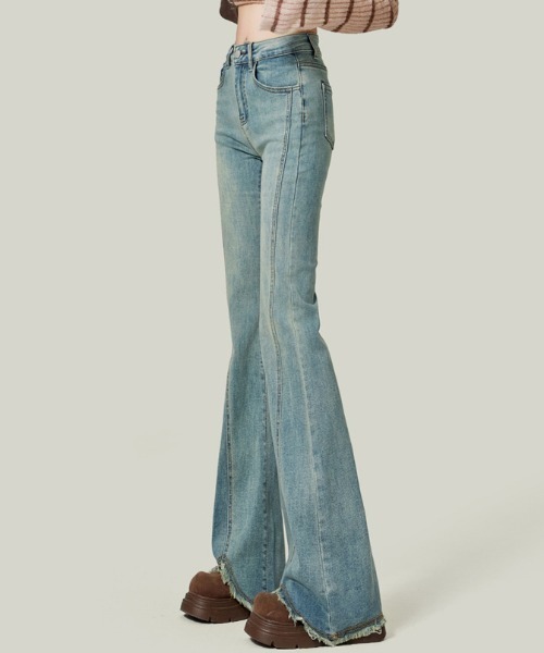 Teem Store(チームストア)の「ウォッシュ加工 ストレッチフレアデニム 美脚効果(デニムパンツ・レディース・ブルー/サックスブルー・L/M)」の4枚目の写真