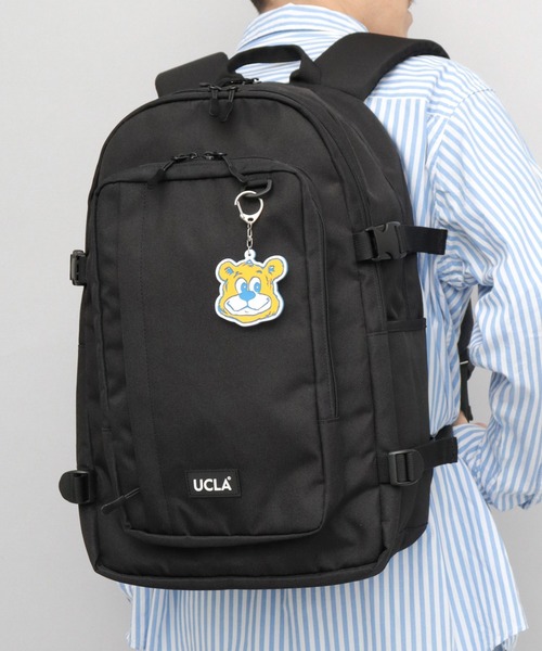 UCLA(ユーシーエルエー)の「大容量 2層式 バックパック A4・PC収納対応 ラバーチャーム付き(バックパック/リュック・メンズ・ブラック・FREE)」の1枚目の写真
