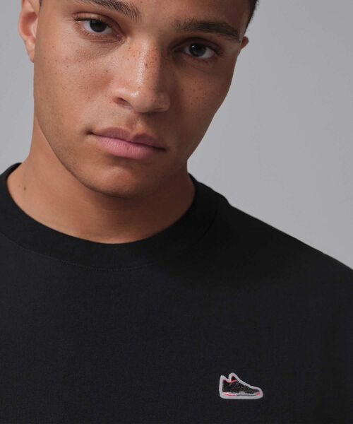 JORDAN BRAND(ジョーダンブランド)の「ジョーダン メンズ スニーカー パッチ Tシャツ / Jordan Men's Sneaker Patch T-Shirt IF3107-010 Black(Tシャツ/カットソー・メンズ・ブラック・XL/S/M/L/2XL)」の4枚目の写真