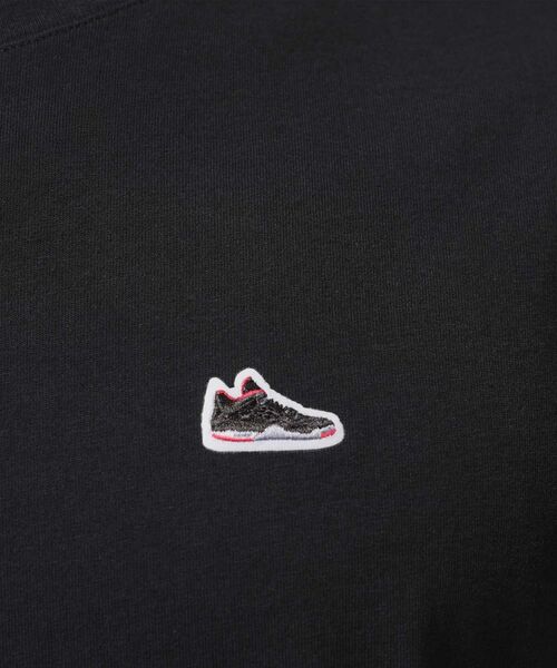 JORDAN BRAND(ジョーダンブランド)の「ジョーダン メンズ スニーカー パッチ Tシャツ / Jordan Men's Sneaker Patch T-Shirt IF3107-010 Black(Tシャツ/カットソー・メンズ・ブラック・XL/S/M/L/2XL)」の3枚目の写真