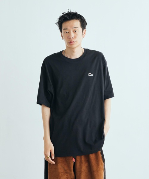 JORDAN BRAND(ジョーダンブランド)の「ジョーダン メンズ スニーカー パッチ Tシャツ / Jordan Men's Sneaker Patch T-Shirt IF3107-010 Black(Tシャツ/カットソー・メンズ・ブラック・XL/S/M/L/2XL)」の1枚目の写真