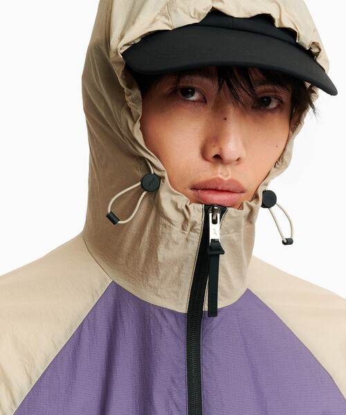 AIGLE（エーグル）の「撥水 超軽量 リップストップ バイカラー ナイロンブルゾンジャケット（ナイロンジャケット・メンズ・ブラック/グレー・L/M/S/XL）」の6枚目の写真