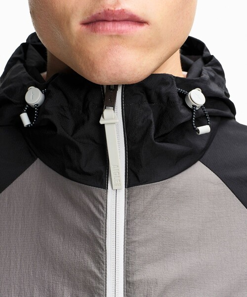 AIGLE（エーグル）の「撥水 超軽量 リップストップ バイカラー ナイロンブルゾンジャケット（ナイロンジャケット・メンズ・ブラック/グレー・L/M/S/XL）」の11枚目の写真