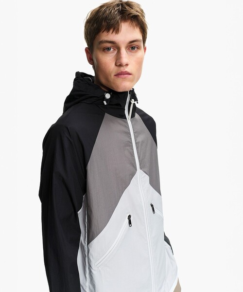 AIGLE（エーグル）の「撥水 超軽量 リップストップ バイカラー ナイロンブルゾンジャケット（ナイロンジャケット・メンズ・ブラック/グレー・L/M/S/XL）」の12枚目の写真