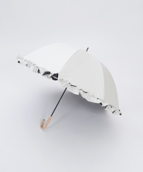 axes femme（アクシーズファム）の「フリル使い晴雨兼用ショート傘（長傘・レディース・ブラック/グレイッシュベージュ/キナリ・FREE）」の9枚目の写真