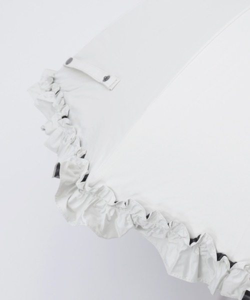 axes femme（アクシーズファム）の「フリル使い晴雨兼用ショート傘（長傘・レディース・ブラック/グレイッシュベージュ/キナリ・FREE）」の11枚目の写真