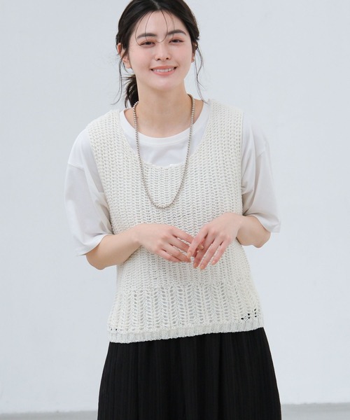 LAKOLE（ラコレ）の「テープヤーン透かしベスト / 663434（ベスト・レディース・オフホワイト/ネイビー/ベージュ・FREE）」の2枚目の写真