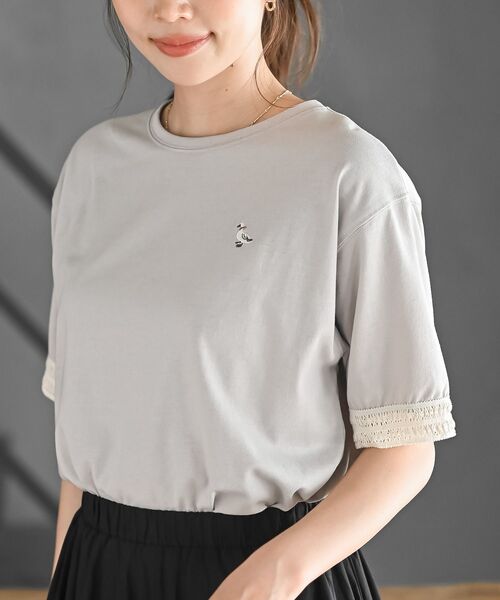 rps(アールピーエス)の「袖口レースワンポイント刺繍カットソー(Tシャツ/カットソー・レディース・アイボリー/ライトグレー/グリーン/イエロー・フリー)」の3枚目の写真