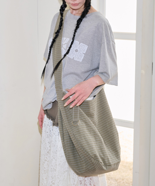 ITZAVIBE（イッザバイブ）の「REVERSIBLE STRIPE BAG - KHAKI（メッセンジャーバッグ・レディース・その他・FREE）」の2枚目の写真