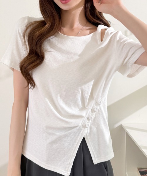 Ada.(エイダ)の「アシンメトリー ドレープ デコルテカッティング サイドボタン ギャザー カットソー(Tシャツ/カットソー・レディース・イエロー/ブルー/ブラック/ホワイト・FREE)」の7枚目の写真