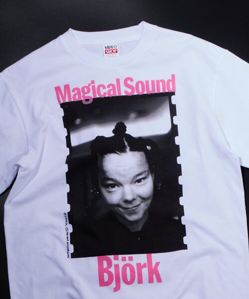 WHO'S WHO gallery(フーズフーギャラリー)の「【PETERANDERSON×VIDEO SHOP】 Bjork(Tシャツ/カットソー・レディース・ホワイト・MEDIUM/SMALL)」の2枚目の写真