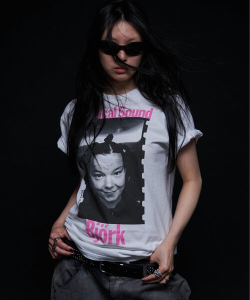 WHO'S WHO gallery(フーズフーギャラリー)の「【PETERANDERSON×VIDEO SHOP】 Bjork(Tシャツ/カットソー・レディース・ホワイト・MEDIUM/SMALL)」の3枚目の写真