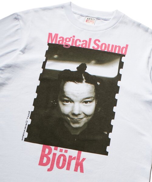 WHO'S WHO gallery(フーズフーギャラリー)の「【PETERANDERSON×VIDEO SHOP】 Bjork(Tシャツ/カットソー・レディース・ホワイト・MEDIUM/SMALL)」の8枚目の写真
