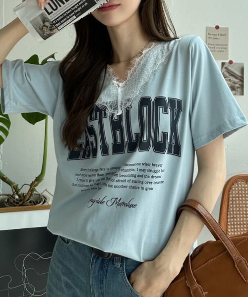 Ada.（エイダ）の「ロゴ プリント レース Vネック Tシャツ（Tシャツ/カットソー・レディース・オフホワイト/ブラック/ブルー・FREE）」の3枚目の写真