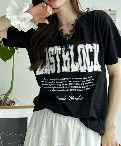 Ada.（エイダ）の「ロゴ プリント レース Vネック Tシャツ（Tシャツ/カットソー・レディース・オフホワイト/ブラック/ブルー・FREE）」の2枚目の写真