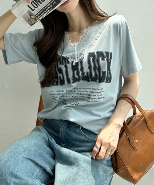 Ada.（エイダ）の「ロゴ プリント レース Vネック Tシャツ（Tシャツ/カットソー・レディース・オフホワイト/ブラック/ブルー・FREE）」の4枚目の写真