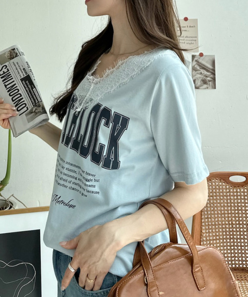 Ada.（エイダ）の「ロゴ プリント レース Vネック Tシャツ（Tシャツ/カットソー・レディース・オフホワイト/ブラック/ブルー・FREE）」の5枚目の写真