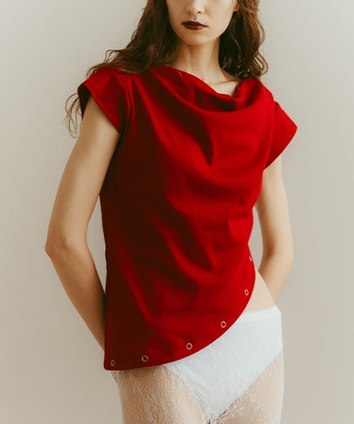 ILANIS(イラニス)の「Ease One-Shoulder Tee|ワンショルダーカットソー(Tシャツ/カットソー・レディース・レッド/ブラック/ホワイト・FREE)」の3枚目の写真